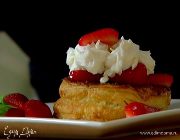 Готовые пирожные остудить, выложить на них понемногу клубники, на нее поместить крем, а сверху еще немного клубники. Украсить листьями базилика.