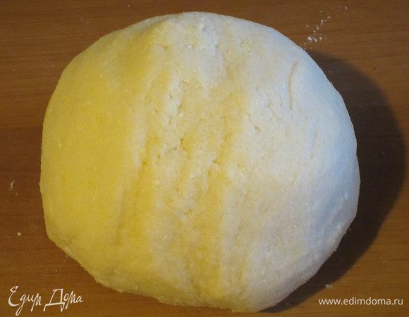 Тесто: Муку просеять с разрыхлителем, ввести 2 яйца, сахар, цедру лимона, сливочное масло, щепотку соли и замесить однородное тесто. Завернуть в пергамент и положить в холодильник на 2 часа. 