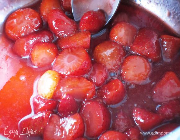 Клубничная начинка: Клубнику помыть, разрезать пополам, положить в сотейник, добавить сахарную пудру и варить на слабом огне 10 минут, постоянно помешивая. Остудить.