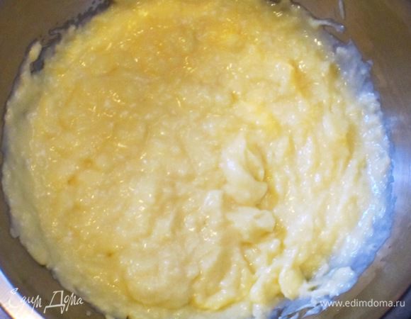 Взбить желтки с cахаром и крахмалом, добавить молоко, поставить на огонь и варить до загустения крема.