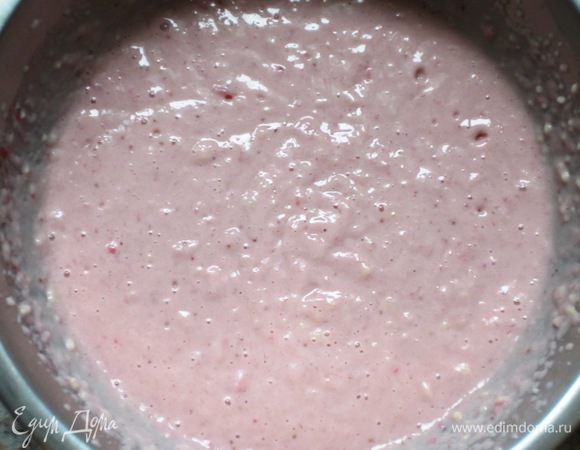 Добавить клубнику, всё взбить миксером на 1-й скорости, поставить в холодильник.