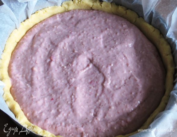 Выложить на тесто крем...