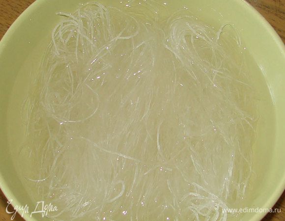 Фунчозу залить кипятком на 5-7 минут