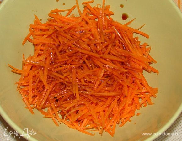 Морковь натереть на терке для корейской моркови или тонко порезать брусочками. Добавить к моркови соевый соус, перемешать и отставить.