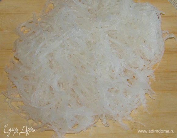 Остывшую фунчозу порезать на несколько частей