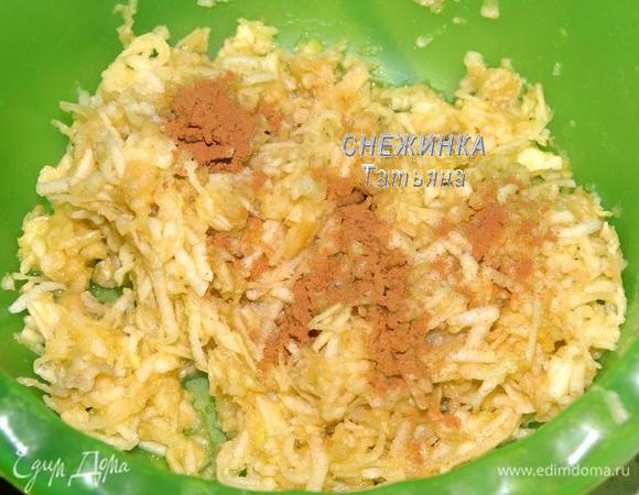 Подготовим основу для тарта. Яблоки моем, чистим от кожи и семян, натираем на крупной тёрке. Яблоки лучше взять «мясистые», не слишком сочные. Добавляем корицу. Перемешиваем.