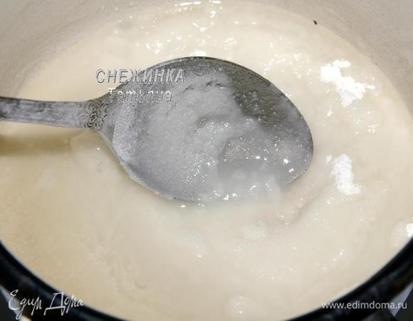 В кастрюльку или сотейник наливаем растительное масло, всыпаем сахарную пудру, ставим на огонь. Прогреваем, постоянно помешивая, до её полного растворения.