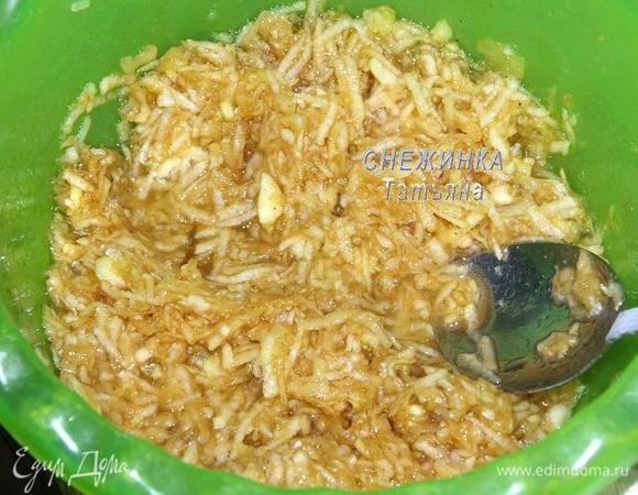 К яблокам вливаем горячее сладкое масло (а не наоборот!), перемешиваем.