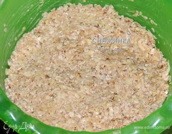 Добавляем овсяные хлопья. Хорошо вымешиваем. Должна получится масса без лишней жидкости, из которой легко можно формировать тесто. 