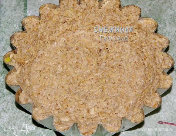 Тонким слоем пальцами распределяем тесто по форме, соблюдая все изгибы. Здесь главное, чтобы тесто было равномерно распределено, без пропусков и не слишком толстым слоем.