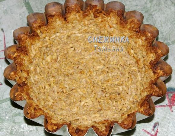 Отправляем в духовку, разогретую до 190С, выпекаться 40-45 минут, краешки должны хорошо зарумяниться. Даём готовой основе остыть в форме до тёплого состояния.