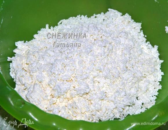 Готовим суфле. Творог перетираем через сито. Можно пробить блендером.