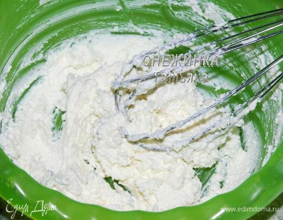 Добавляем половину сахарной пудры и растираем венчиком или снова пробиваем блендером.