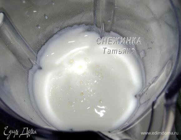 В стационарном блендере или при помощи миксера взбиваем йогурт с оставшейся половиной сахарной пудры. 