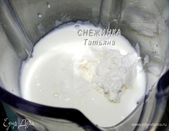 Теперь добавляем к йогурту творог и ещё раз всё очень хорошо взбиваем до однородно состояния.