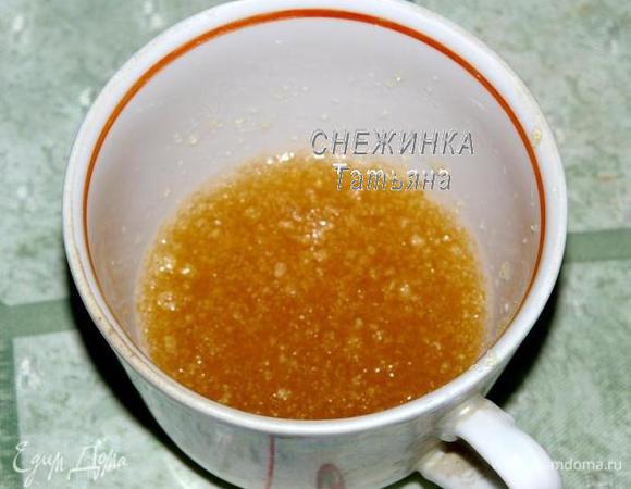 Желатин заливаем холодной водой, чтобы она не более чем на 5 мм была выше желатина. Оставляем набухнуть.