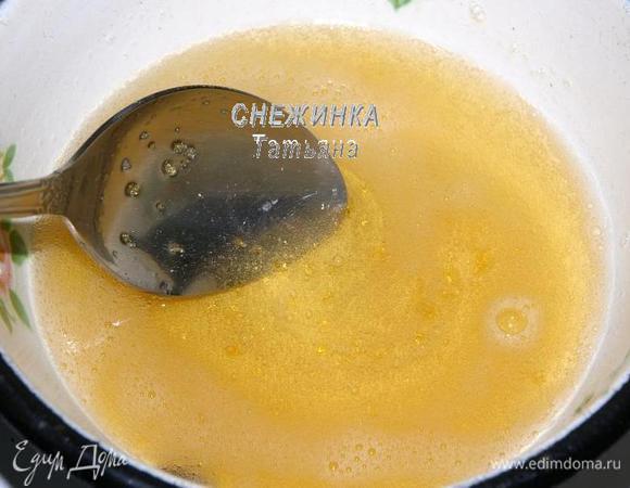 Затем ставим посуду с желатином на огонь (или водяную баню) и постоянно помешивая, даём ему раствориться, но не кипятим!