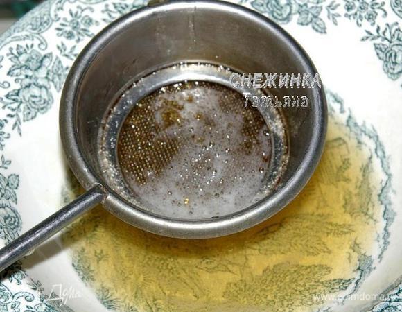 Для того, чтобы избежать возможных комочков, процеживаем желатин через мелкое ситечко. Остужаем до еле тёплого.