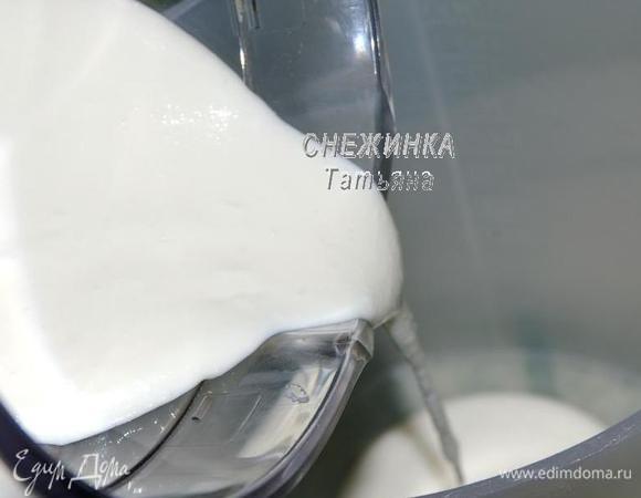 Постоянно взбивая йогуртово-творожную массу, тонкой струйкой вводим желатин. Очень хорошо взбиваем ещё пару минут. 