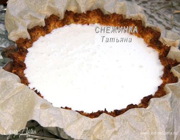 Форму, в которой выпекали основу для тарта, выстилаем пергаментом, чтобы потом легко извлечь готовый тарт. Если подавать будете в форме, то бумагой выстилать не нужно. Кладем основу – выпеченный корж. Выливаем в него суфле (не наливайте до самых краёв, учитывая, что потом нужно вставить ягоды) и ставим в холодильник для застывания. 