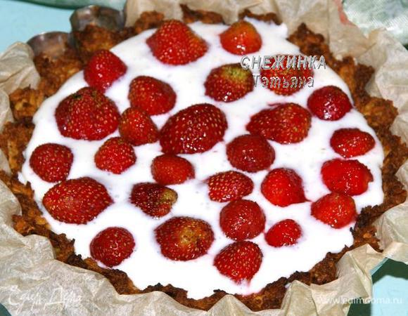 Клубнику моем и даём полностью стечь воде, лучше подержать её на бумажном полотенце. Минут через 20, когда суфле только начнёт схватываться, вынимаем тарт, вставляем ягоды клубники, чем больше, тем лучше)) Ставим обратно в холодильник до полного застывания.