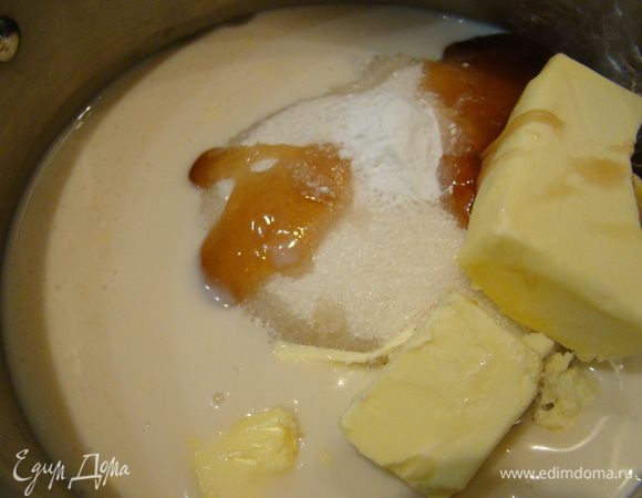 Соединяем все ингредиенты, кроме орехов, в ковше с толстым дном