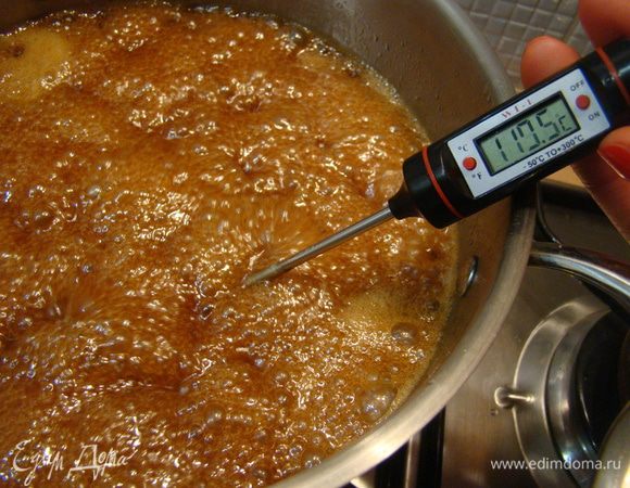 Варим до пробы на мягкий шарик или до 110"С на кулинарном термометре, отставляем остывать