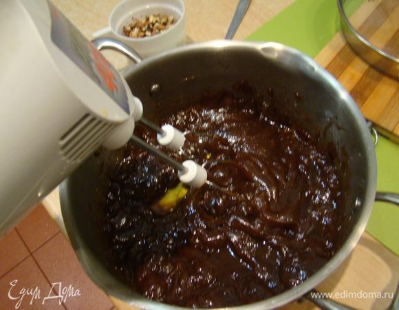 Взбиваем миксером 1-2 минуты, добавляем орехи (2 жмени у меня), хорошо перемешиваем