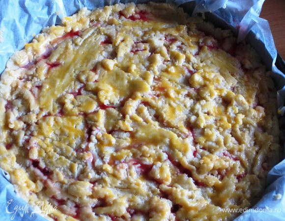 ......накрыть оставшимся тестом, прижав края. Желток взбить с небольшим количеством воды и смазать поверхность пирога. На поверхности пирога я сделала узор вилкой, прокалывая тесто до начинки.