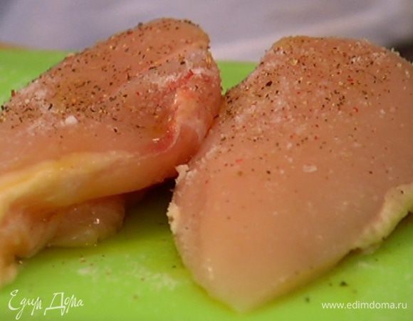 Куриное мясо посолить, поперчить, сбрызнуть оливковым маслом.