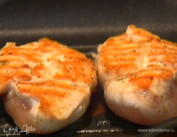 Разогреть сковороду-гриль и обжаривать филе по 3–4 минуты с каждой стороны.