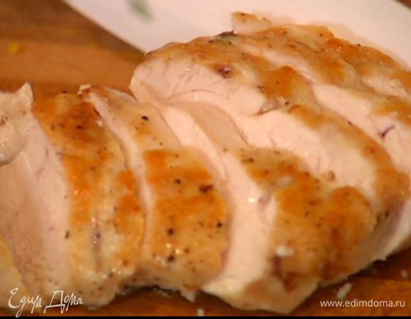 Обжаренные грудки переложить в форму для выпечки и отправить в разогретую духовку на 15 минут. Готовое куриное мясо порезать небольшими кусочками.