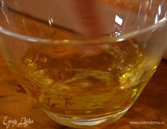 Шафран замочить на пару минут в 100–150 мл теплой воды, затем перемешать.