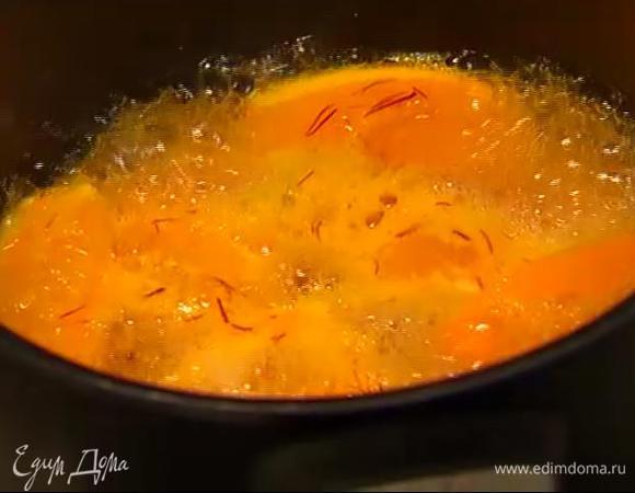 Добавить мед, воду с шафраном, поместить кастрюлю на огонь и прогревать, пока жидкость не уварится наполовину. Апельсины с сиропом измельчить в блендере в пюре.