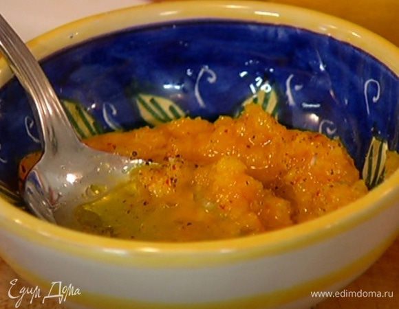 Приготовить соус: соединить 1 ст. ложку апельсинового пюре, лимонный сок, 2 ст. ложки оливкового масла, посолить, поперчить и перемешать.