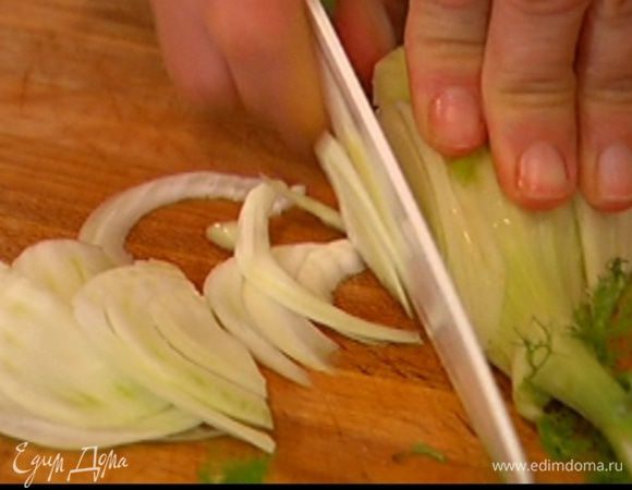 Фенхель вместе с зелеными листиками порезать очень тонко.