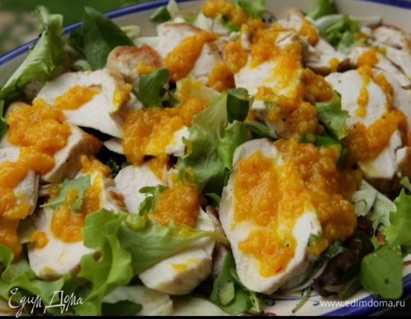 На тарелку выложить листья салата, фенхель, куриное мясо, присыпать кинзой и полить все апельсиновым соусом.