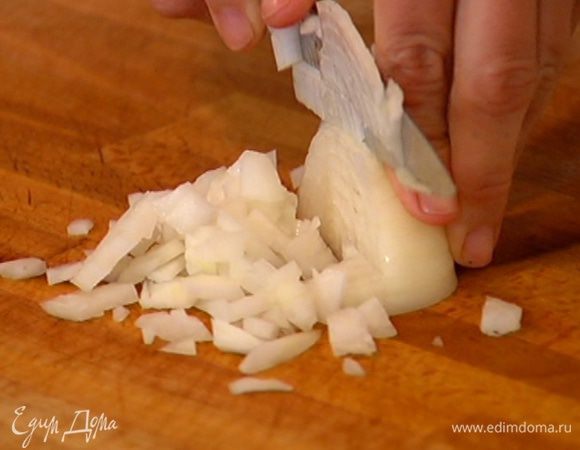 Лук почистить и порубить очень мелко.