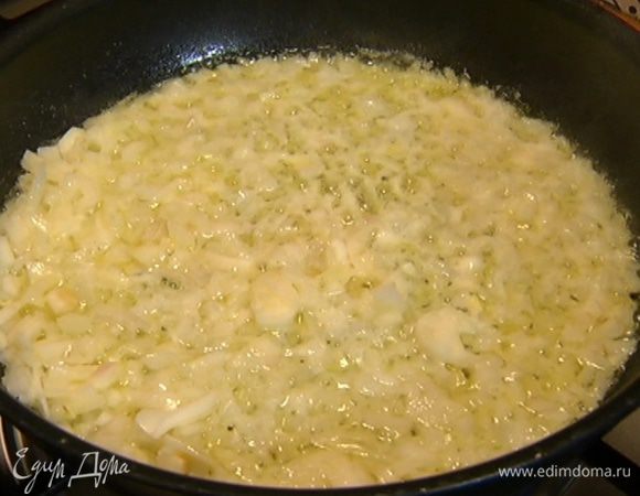 Разогреть в сковороде 50 г сливочного масла и обжарить лук до прозрачности, а затем вместе с маслом измельчить в блендере в однородную массу.