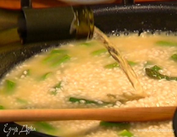 Влить к рису со спаржей 1–2 половника горячего бульона (не перемешивать!), затем добавить оставшееся вино, еще один половник бульона, перемешать и готовить еще примерно 15 минут.