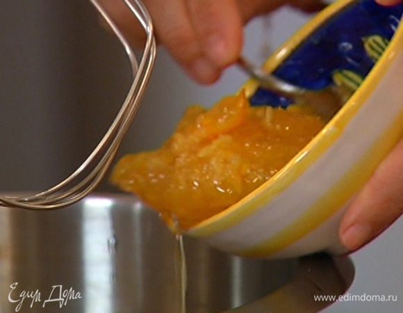 В чаше комбайна соединить яйца, сахар и апельсиновое варенье и вымешать все насадкой для теста.