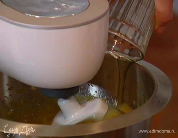 Не прекращая вымешивать, влить растительное масло.