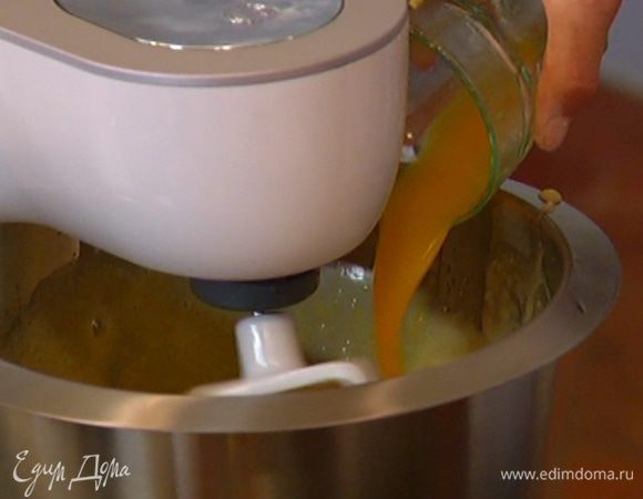 Когда масса в комбайне станет однородной, влить апельсиновый сок и продолжать вымешивать.