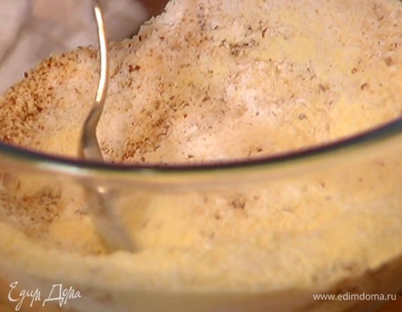 Семолину перемешать с пшеничной мукой, кокосовой стружкой, миндальной крошкой, разрыхлителем и солью.