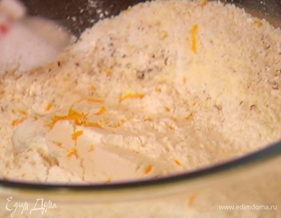 Цедру апельсина натереть на мелкой терке, добавить к муке и перемешать.