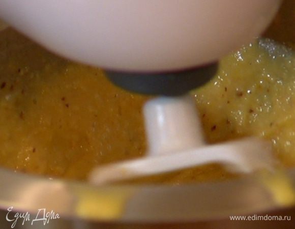 Всыпать муку с цедрой в апельсиново-яичную массу и вымешать тесто до однородного состояния.