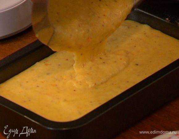Выложить тесто в прямоугольную форму и выпекать в разогретой духовке 35–40 минут.