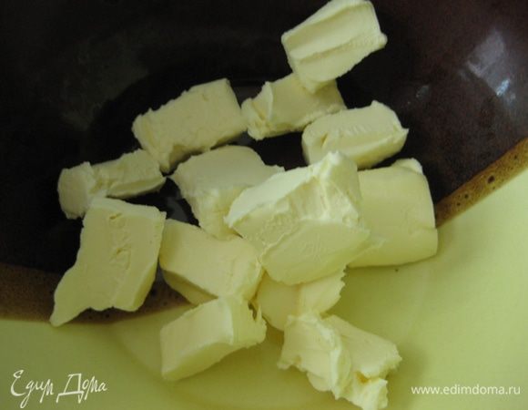 Для начала скажу, что именно по этой технологии у меня первый раз получилось рубленое тесто! Оно получилось именно таким какое должно быть! Очень вкусное!
Итак... масло разделить на 2 части, одна побольше, другая чуть меньше, порезать кусочками по 1 см примерно и малую часть убрать в морозилку, большую в холодильник на пол часа. Дальше смешиваем все сухие ингредиенты и тоже убираем в морозилку. 