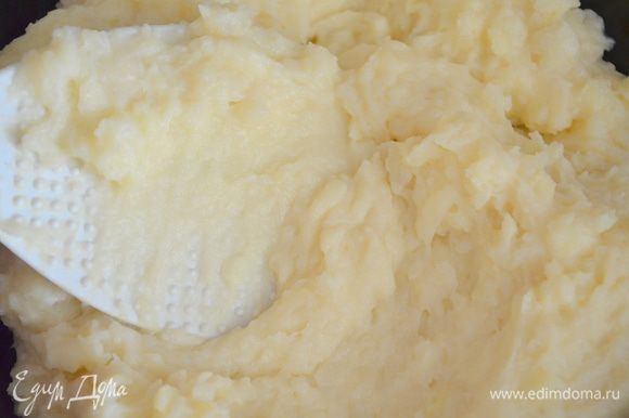 в пюре добавляем мягкое сливочное масло, 1 яйцо, 50 г натертого сыра, солим.
