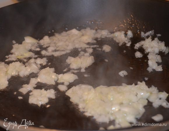 Лук мелко нарубить и обжарить до золотистого цвета на растительном масле